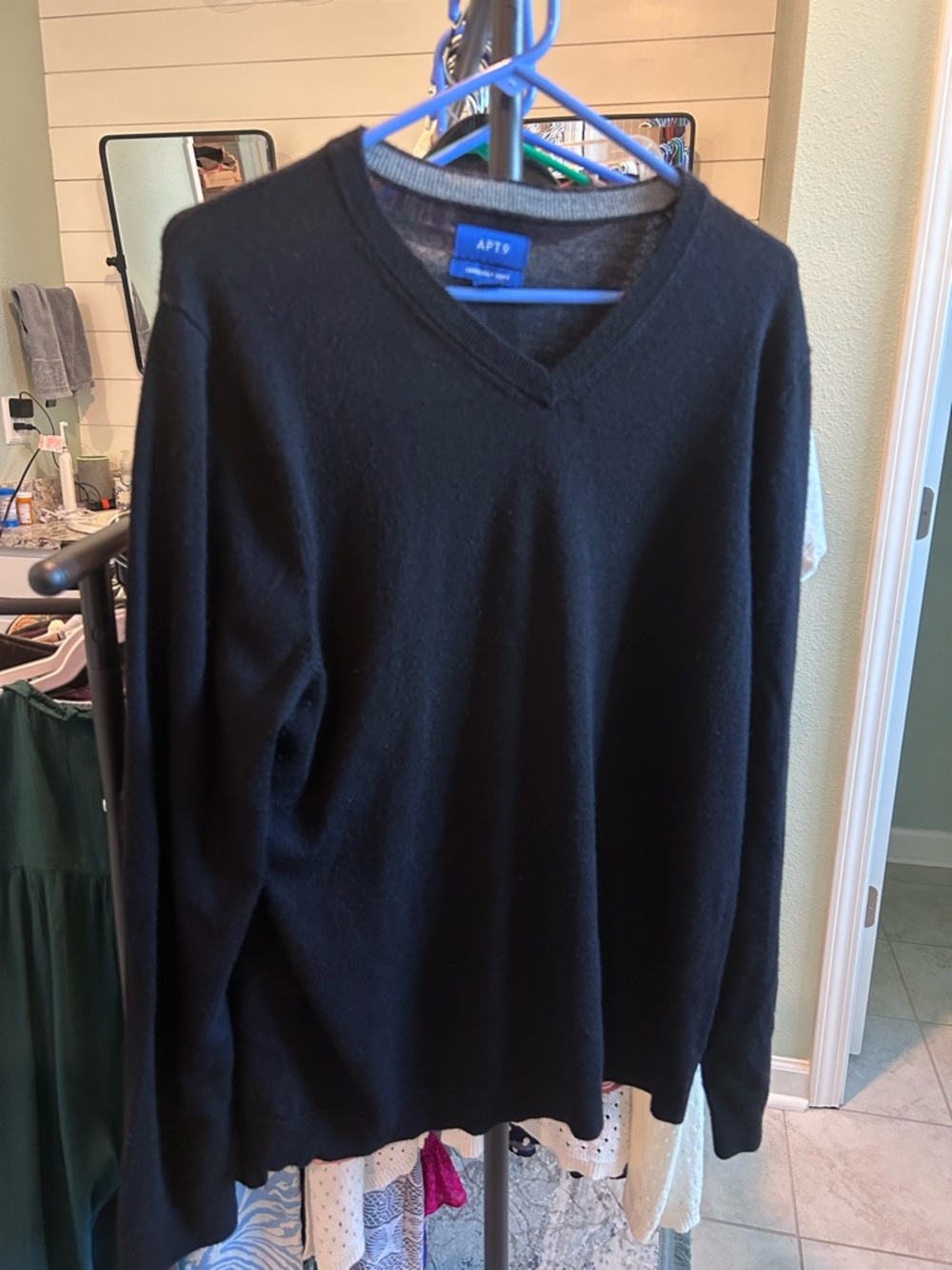Apt. 9 Men's V-Neck Sweater in Black